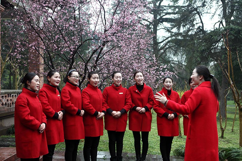 國家二級演員、揚州市文化館社會工作中心主任周倩為船娘們培訓(xùn)揚州小調(diào)